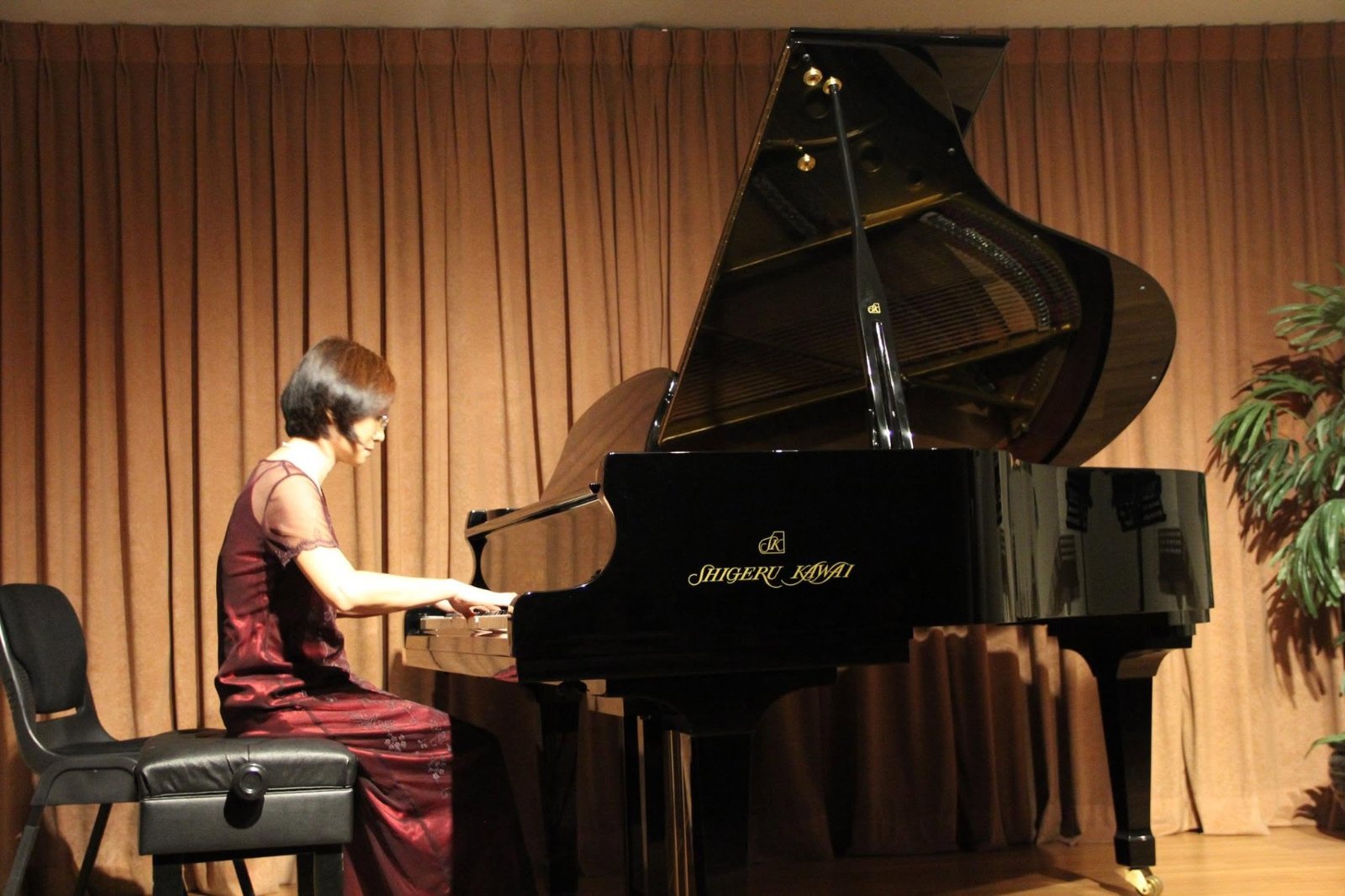 Advanced student performing in recital at a Cephas Music School concert